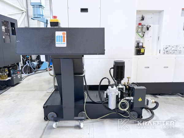 Chip conveyor on MAZAK VTC 800/30SR 90187