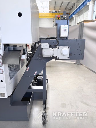 Chip conveyor on NAKAMURA TOME WT 100 90182