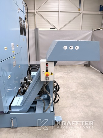 Chip conveyor on OKUMA Multus B400 90175