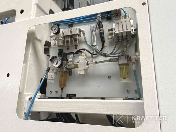 International buying and reselling CNC machining centre HURON VX6 APC 90072