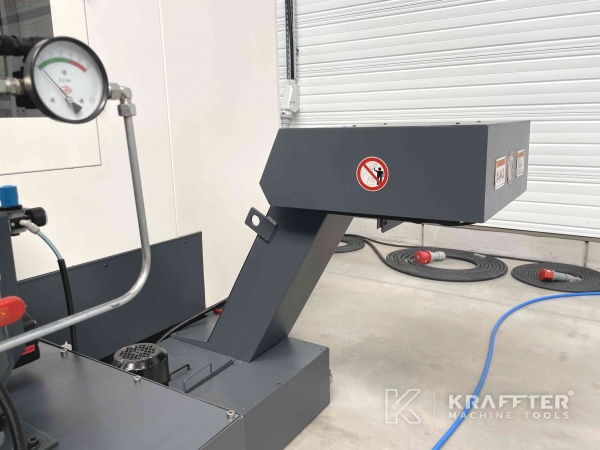 Chip conveyor on HURON VX6 APC 90072